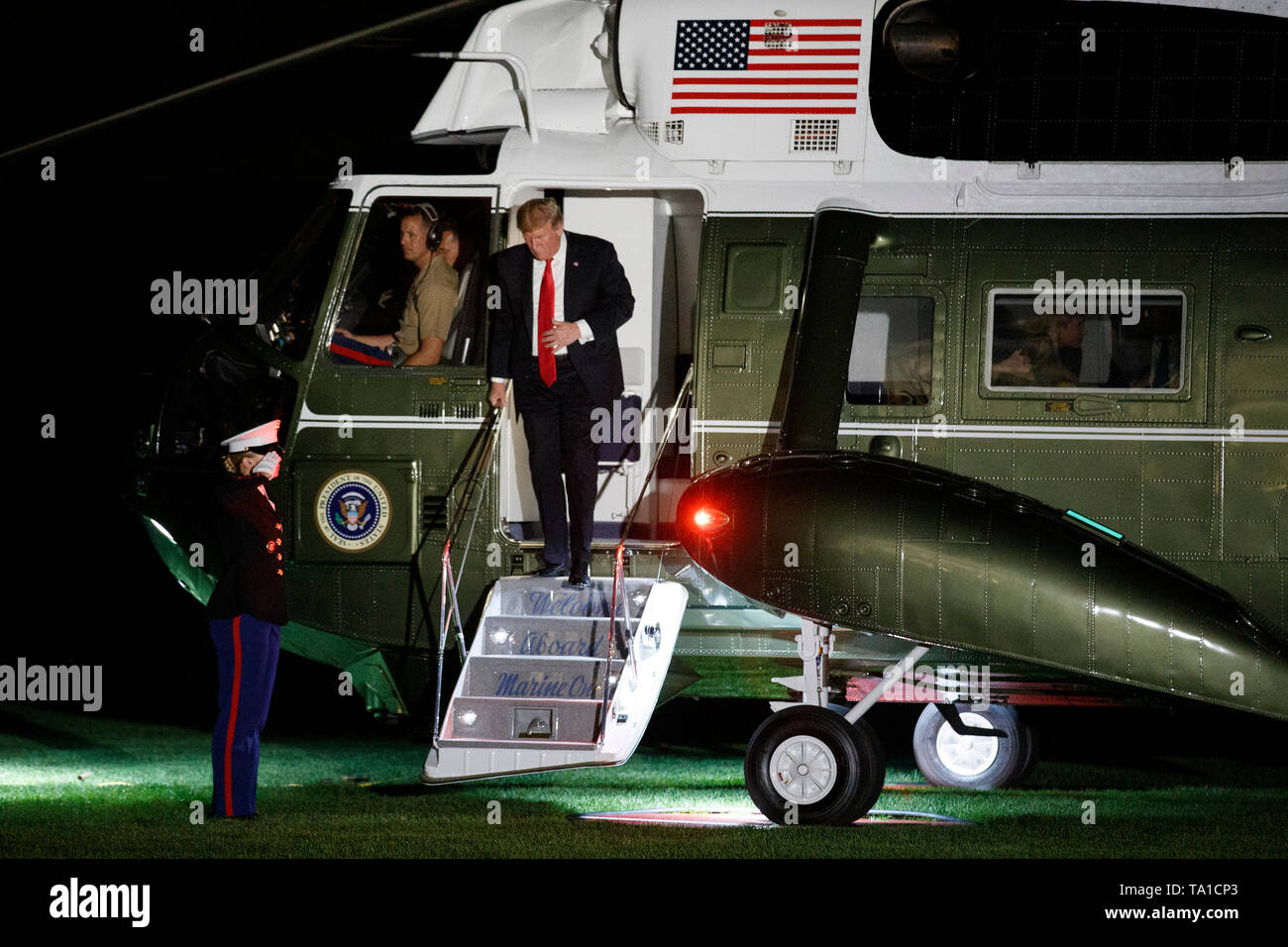Le président américain, Donald J. Trump marche à travers la pelouse Sud après en descendant de l'un marin à la Maison Blanche à Washington, DC, USA, 20 mai 2019. Le président Trump est de retour de New York où il a tenu un rassemblement politique. Credit : Shawn Thew/piscine par CNP /MediaPunch Banque D'Images