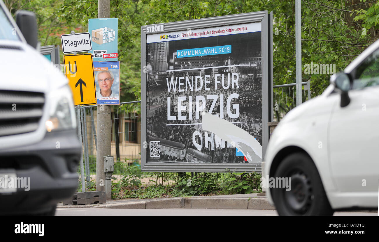 21 mai 2019, Leipzig, Saxe : voitures passer devant une affiche électorale de l'AfD avec une photo de la chute du Mur de Berlin en 1989. La famille d'un ancien photographe de l'agence critique l'utilisation de la photo sur une affiche électorale de l'AfD. La photo en noir et blanc montre une manifestation à Leipzig au moment de la chute du mur. Le slogan "l'AfD Wende für Leipzig" (tourner pour Leipzig) est que sur elle pour les élections locales. Elle a été prise par Friedrich Gahlbeck, un photographe de l'agence de presse de la RDA l'ADN décédé entre-temps. Cependant, la famille ne détient pas les droits à l'image Banque D'Images