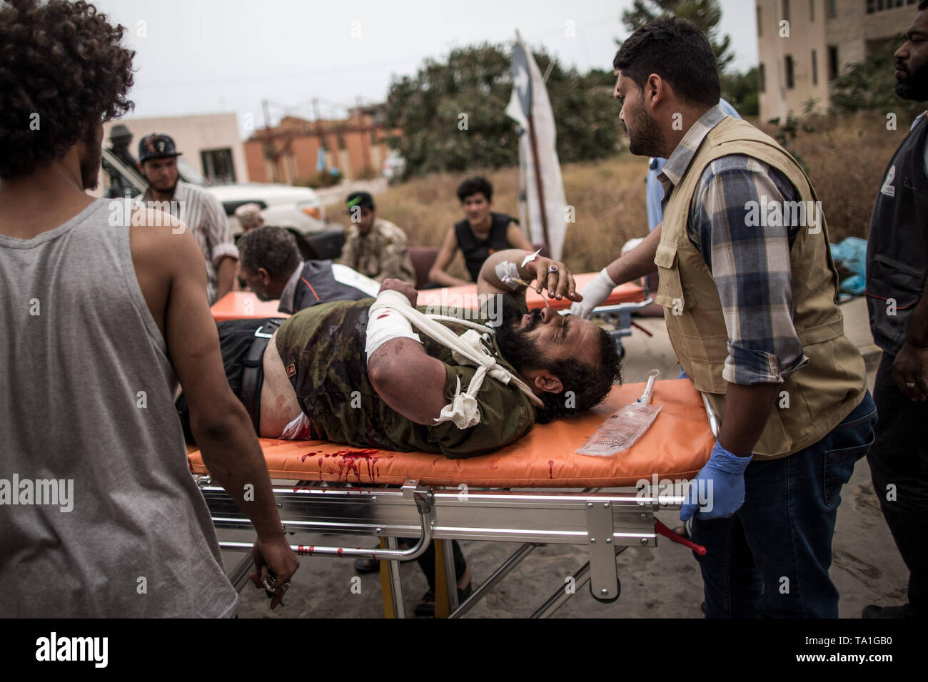 Tripoli (Libye). 21 mai, 2019. Un gouvernement soutenu par l'ONU blessé fighter est envoyé à un hôpital de campagne à Salah Al-Din front line à Tripoli, en Libye, le 21 mai 2019. L'envoyé spécial des Nations Unies, haut pour la Libye a averti mardi que les pays arabes est au bord de la guerre civile qui pourrait mener à la division permanente. Credit : Amru Salahuddien/Xinhua/Alamy Live News Banque D'Images