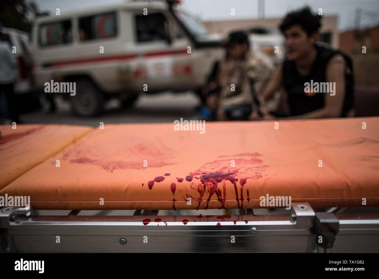 Tripoli (Libye). 21 mai, 2019. Sang des blessés des combattants du gouvernement soutenues par l'ONU est perçue sur une civière dans un hôpital de campagne à Salah Al-Din front line à Tripoli, en Libye, le 21 mai 2019. L'envoyé spécial des Nations Unies, haut pour la Libye a averti mardi que les pays arabes est au bord de la guerre civile qui pourrait mener à la division permanente. Credit : Amru Salahuddien/Xinhua/Alamy Live News Banque D'Images