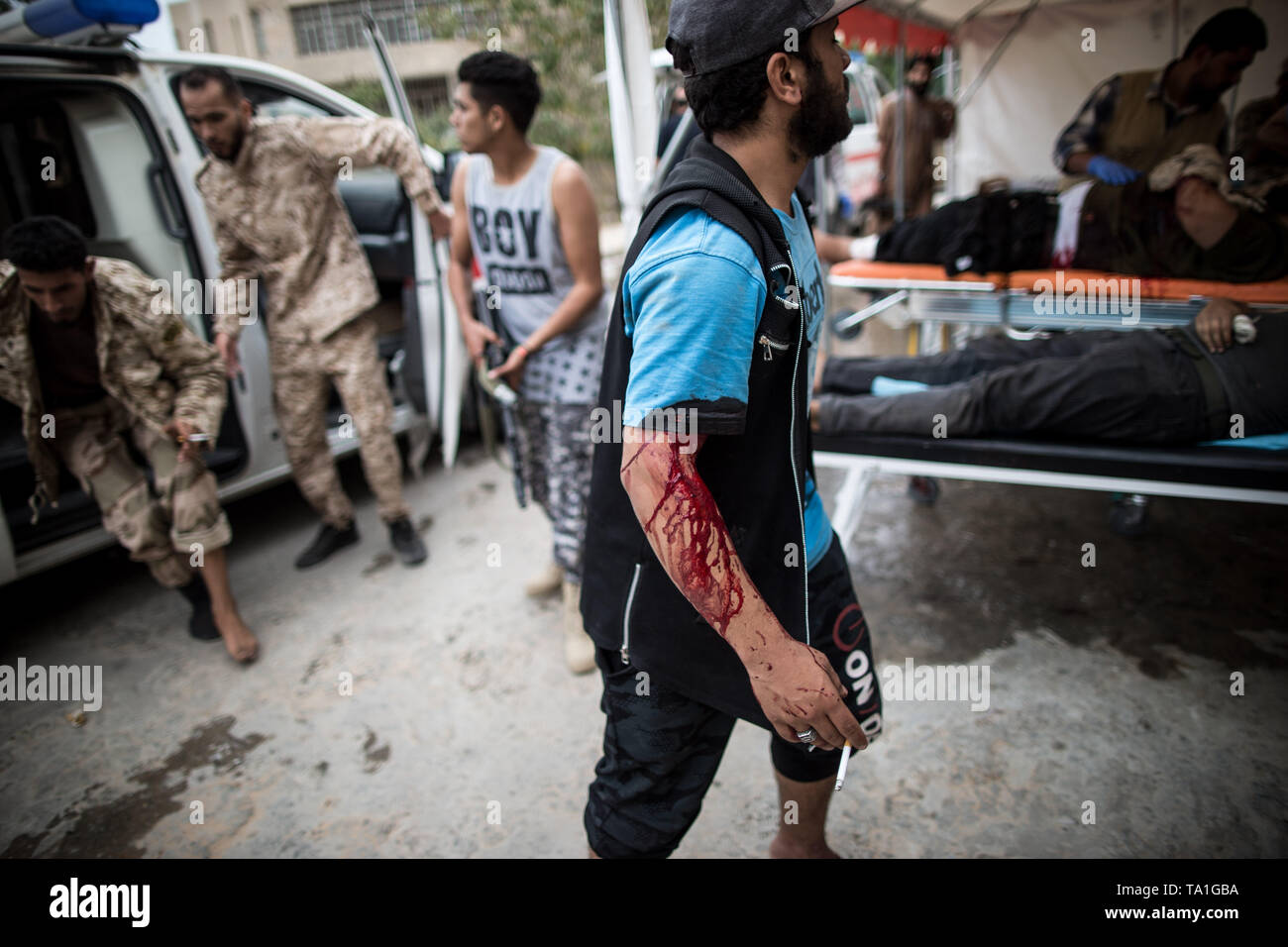 Tripoli (Libye). 21 mai, 2019. Un gouvernement soutenu par l'ONU blessé fighter est vu à un hôpital de campagne à Salah Al-Din front line à Tripoli, en Libye, le 21 mai 2019. L'envoyé spécial des Nations Unies, haut pour la Libye a averti mardi que les pays arabes est au bord de la guerre civile qui pourrait mener à la division permanente. Credit : Amru Salahuddien/Xinhua/Alamy Live News Banque D'Images