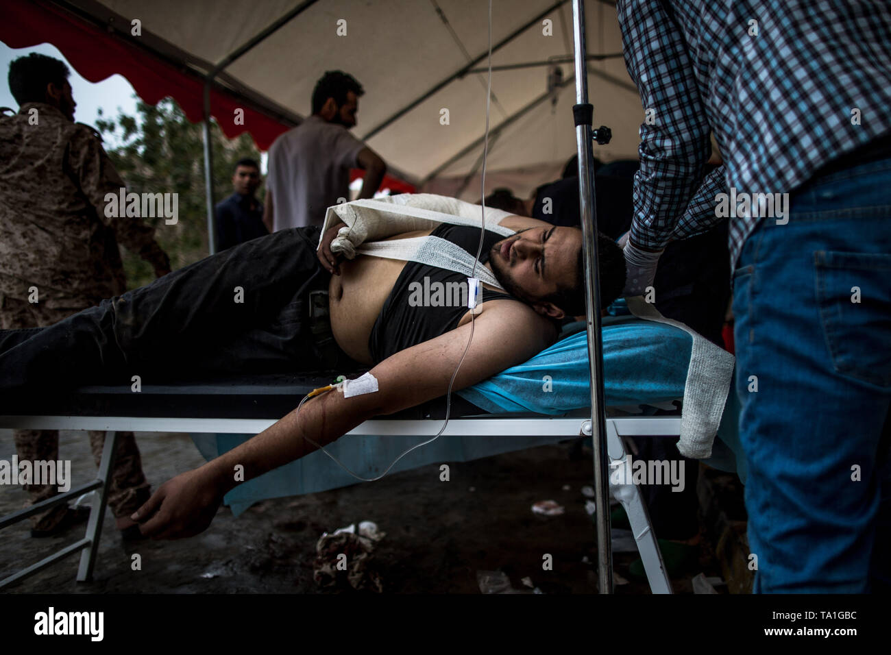 Tripoli (Libye). 21 mai, 2019. Un gouvernement soutenu par l'ONU blessé fighter est traité dans un hôpital de campagne à Salah Al-Din front line à Tripoli, en Libye, le 21 mai 2019. L'envoyé spécial des Nations Unies, haut pour la Libye a averti mardi que les pays arabes est au bord de la guerre civile qui pourrait mener à la division permanente. Credit : Amru Salahuddien/Xinhua/Alamy Live News Banque D'Images