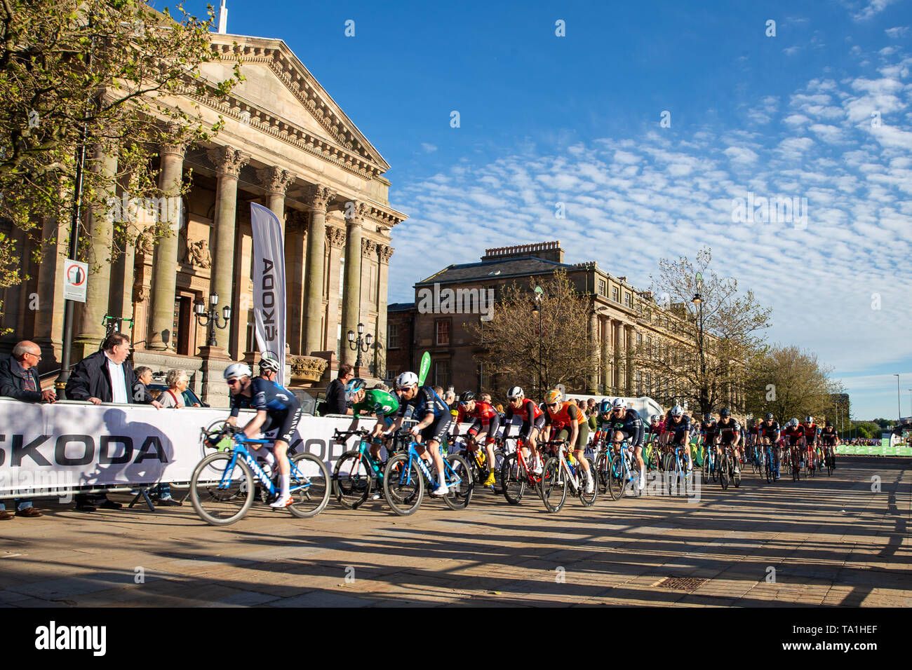 Birkenhead, Merseyside, Royaume-Uni. 21 mai, 2019. L'OVO Série tour à vélo ; les hommes ride passé de ville Birkenhead : Action Crédit Plus Sport/Alamy Live News Banque D'Images