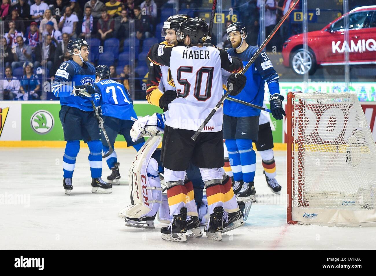 Kosice. 21 mai, 2019. Leon Draisaitl et Patrick Hager (avant) de l'Allemagne célébrer un but au cours des 2019 Championnat du monde de hockey 2009 Slovaquie groupe un match entre la Finlande et l'Allemagne à l'arène d'acier le 21 mai 2019 à Kosice, Slovaquie. L'Allemagne a gagné 4-2. Credit : Lukasz Laskowski/Xinhua/Alamy Live News Banque D'Images