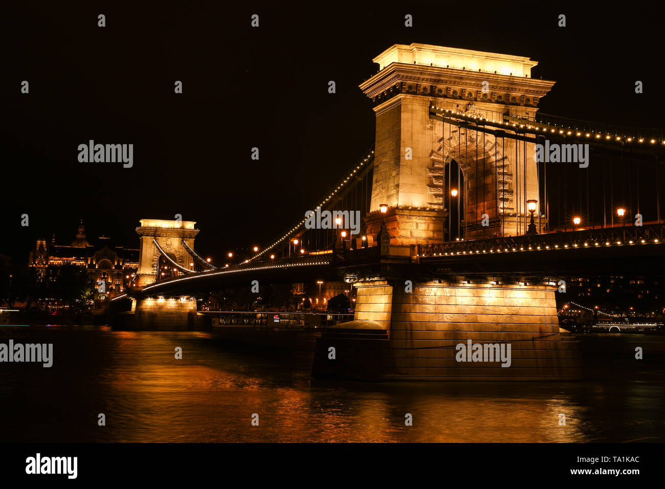 Budapest, Hongrie. 21 mai, 2019. Le Pont des Chaînes reliant Buda et Pest est perçu sur le Danube à Budapest, capitale de la Hongrie, le 21 mai 2019. Credit : Zheng Huansong/Xinhua/Alamy Live News Banque D'Images