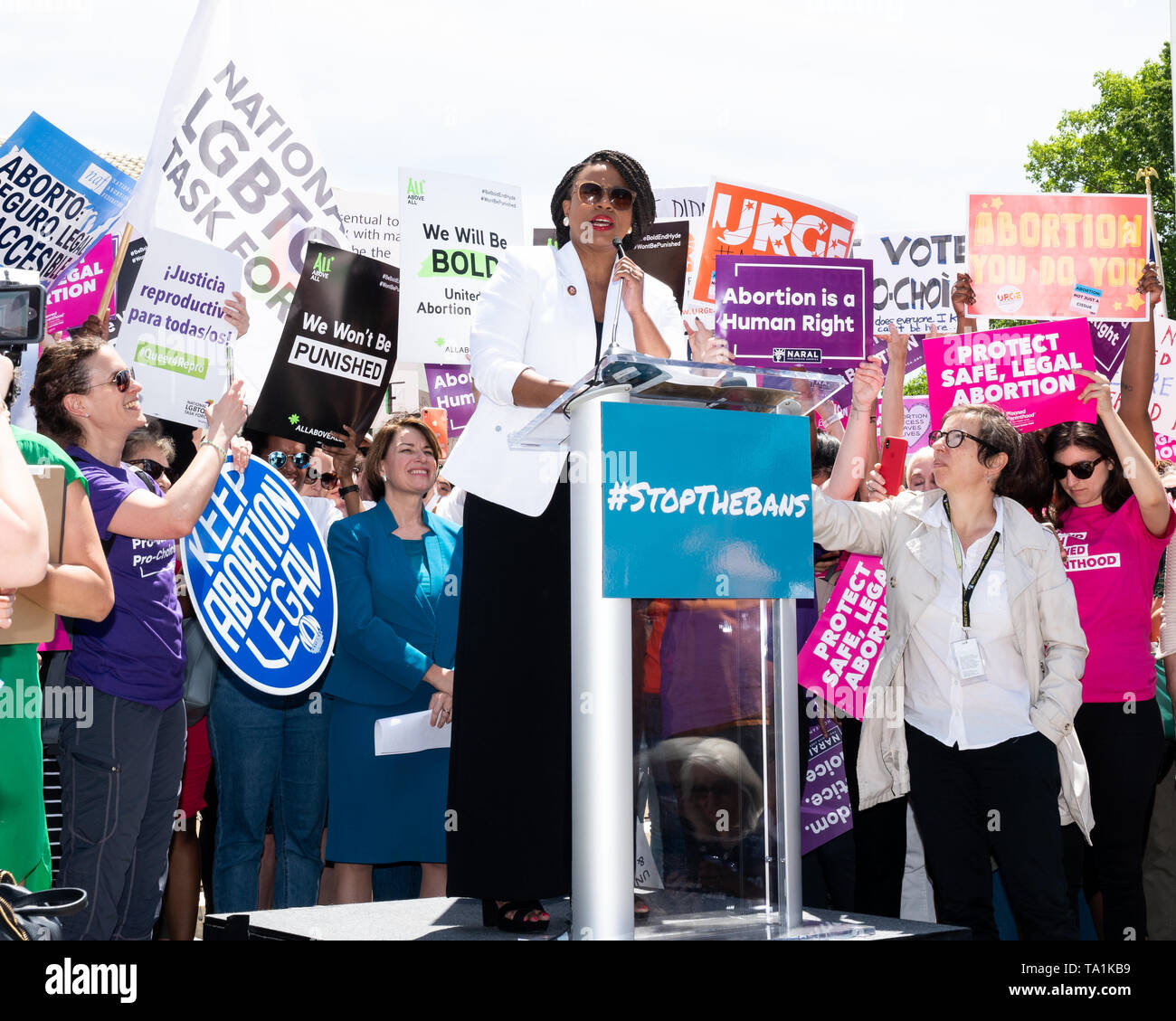 Représentant des États-Unis Ayanna Pressley (D-MA) Vue générale pendant la 'Stop à l'interdiction de la journée d'action pour les droits à l'avortement' rassemblement devant la Cour suprême à Washington, DC. Banque D'Images