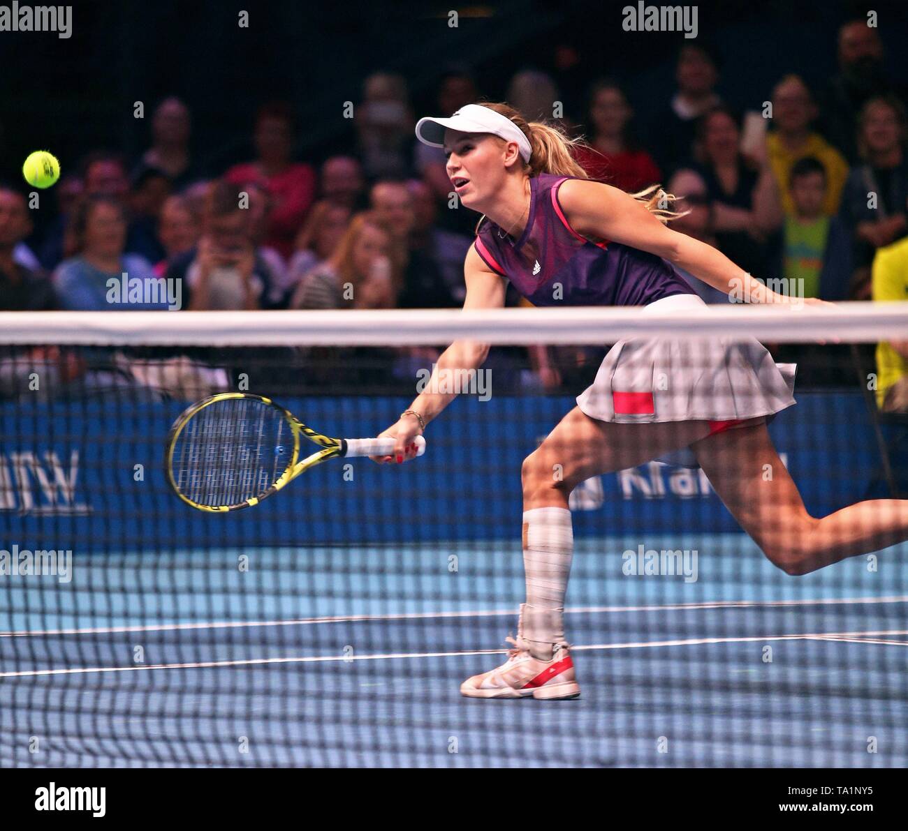 Caroline Wozniacki vu lors d'un match de tennis en l'honneur de Agnieszka Radwanska carrière sportive. Un événement a été organisé en l'honneur de joueur de tennis polonaise Agnieszka Radwanska, qui a fini sa carrière sportive comme elle l'a été le meilleur joueur de tennis polonaise dans l'histoire. Caroline Wozniacki joue contre Agnieszka Radwanska. Banque D'Images