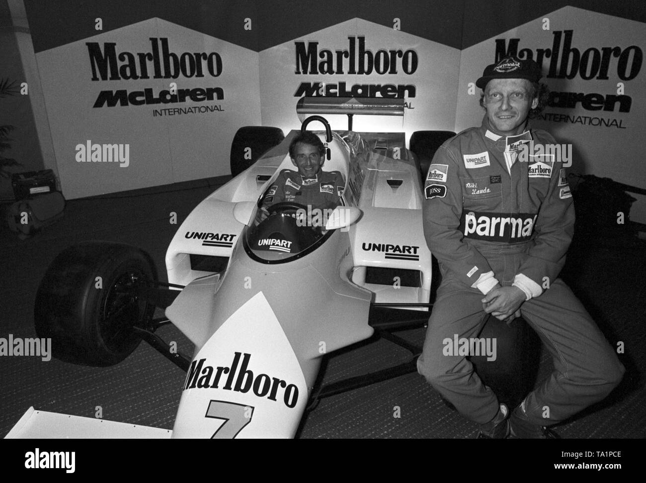 Une nouvelle formule d'un partenariat scellé aujourd'hui à la base de Marlboro Woking, Surrey, entre l'ancien Champion du Monde, 32 ans, Niki Lauda autrichienne (r), qui est en train de sortir de sa retraite pour la route de Belfast avec John Watson la saison prochaine. Banque D'Images