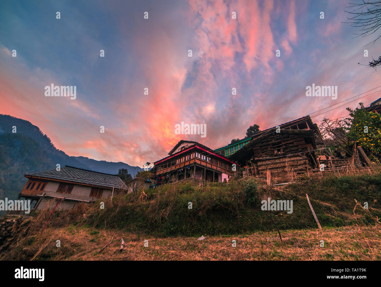 Coucher de soleil sur maison traditionnelle en bois, une scène avec des montagnes de l'Himalaya. Himalaya en Inde Banque D'Images