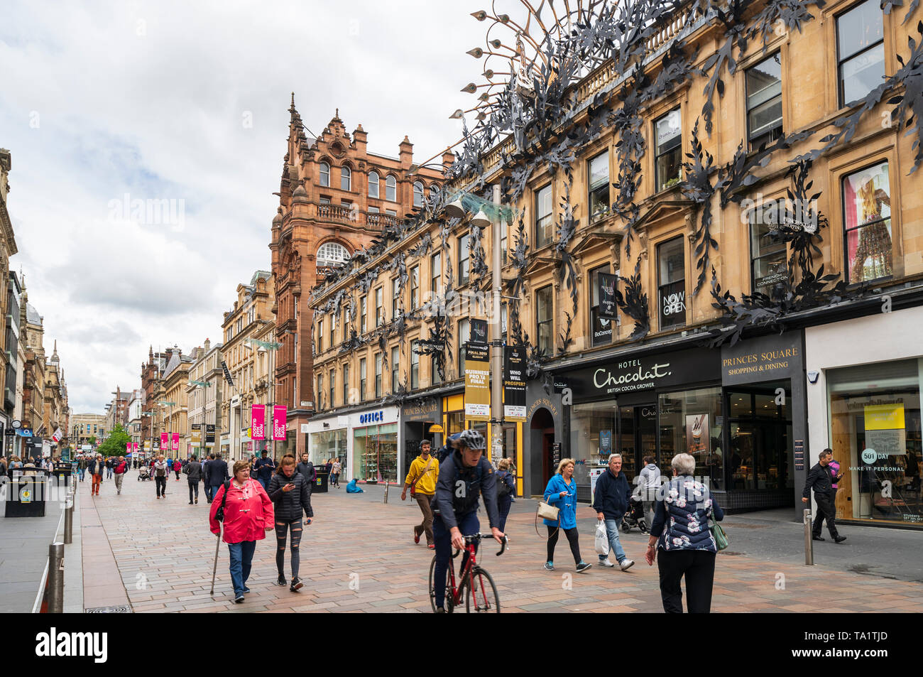 Avis des consommateurs et des boutiques de Buchanan Street sur la principale rue commerçante piétonne à Glasgow, Écosse, Royaume-Uni Banque D'Images