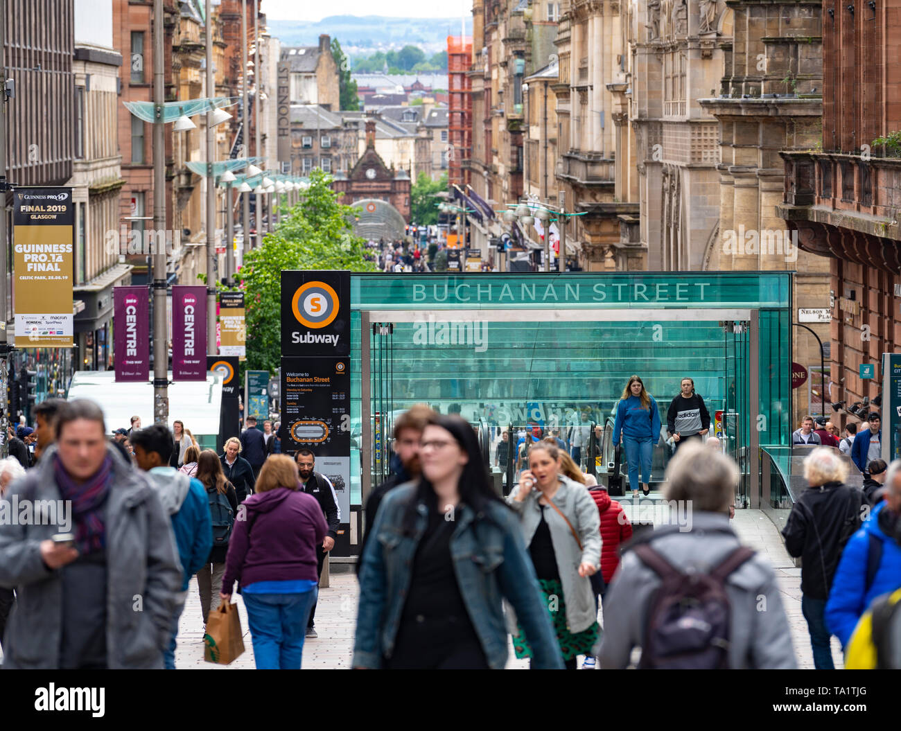 Avis des consommateurs et des boutiques de Buchanan Street sur la principale rue commerçante piétonne à Glasgow, Écosse, Royaume-Uni Banque D'Images