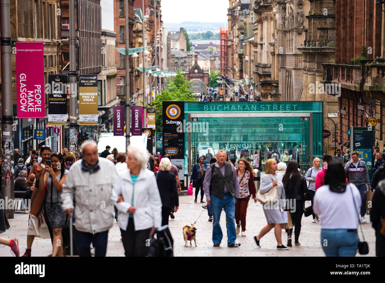 Avis des consommateurs et des boutiques de Buchanan Street sur la principale rue commerçante piétonne à Glasgow, Écosse, Royaume-Uni Banque D'Images