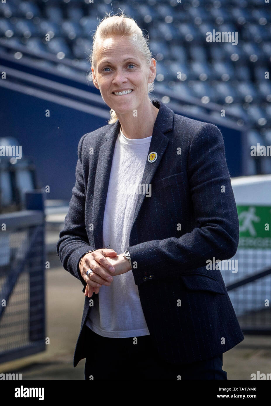 L'Ecosse women's national team manager Shelley Kerr assiste à un événement de lancement Loganair à Hampden Park, Glasgow, d'annoncer que la compagnie aérienne régionale à base de Glasgow va voler l'équipe pour le sud de la France pour la Coupe du Monde de football. Banque D'Images