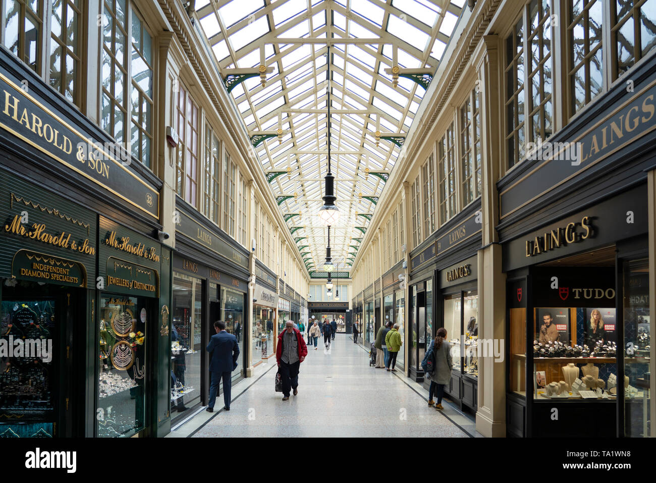 L'intérieur de la ville historique de l'Argyll Arcade avec de nombreuses boutiques de bijoux dans le centre-ville de Glasgow, Écosse, Royaume-Uni Banque D'Images