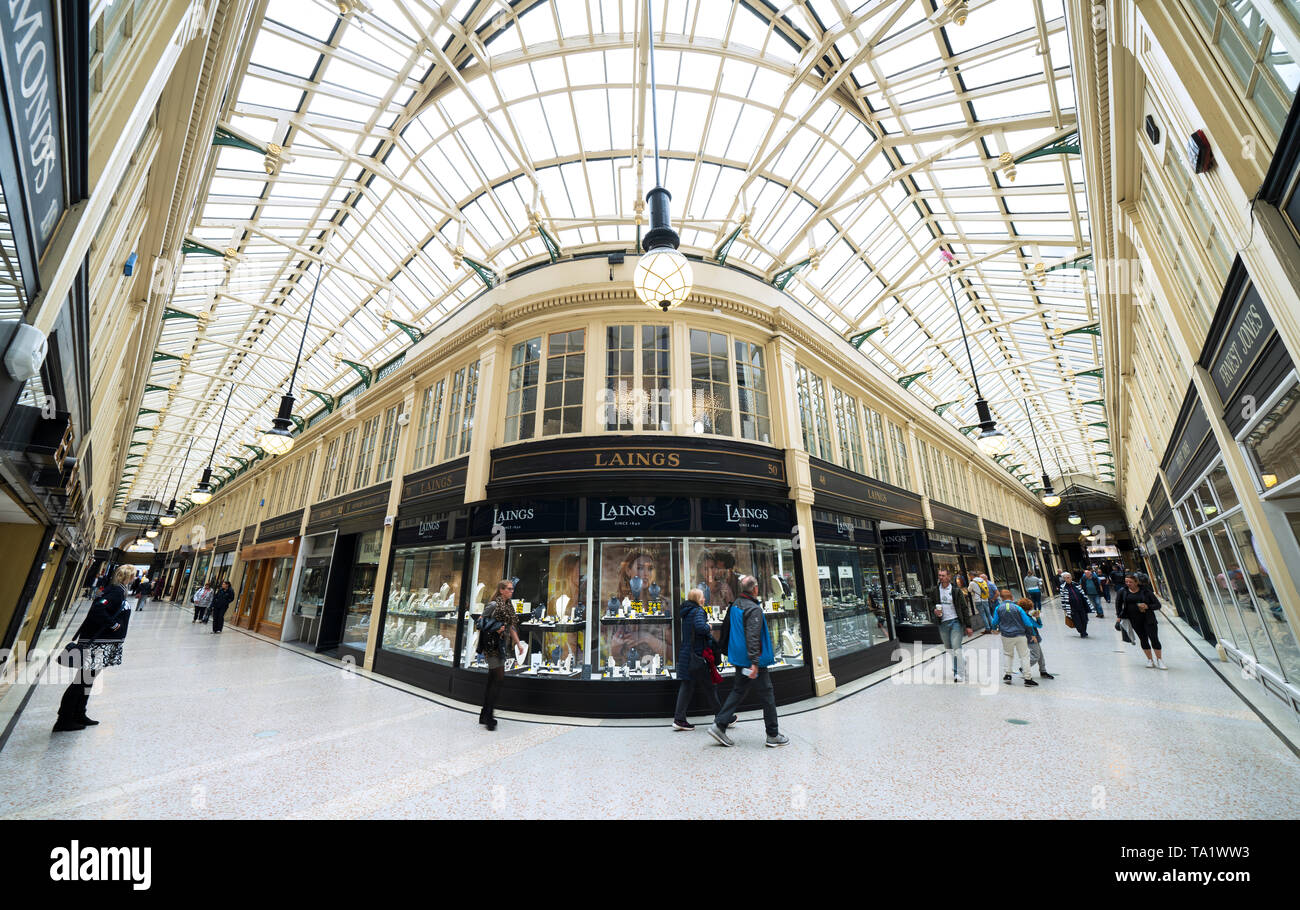L'intérieur de la ville historique de l'Argyll Arcade avec de nombreuses boutiques de bijoux dans le centre-ville de Glasgow, Écosse, Royaume-Uni Banque D'Images