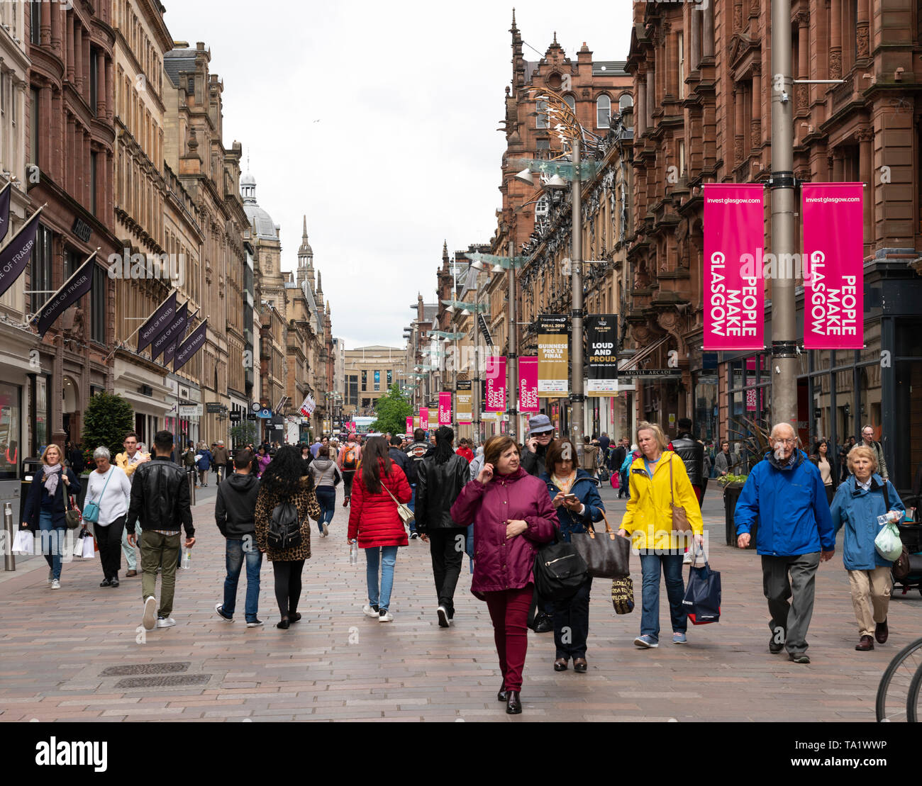 Avis des consommateurs et des boutiques de Buchanan Street sur la principale rue commerçante piétonne à Glasgow, Écosse, Royaume-Uni Banque D'Images