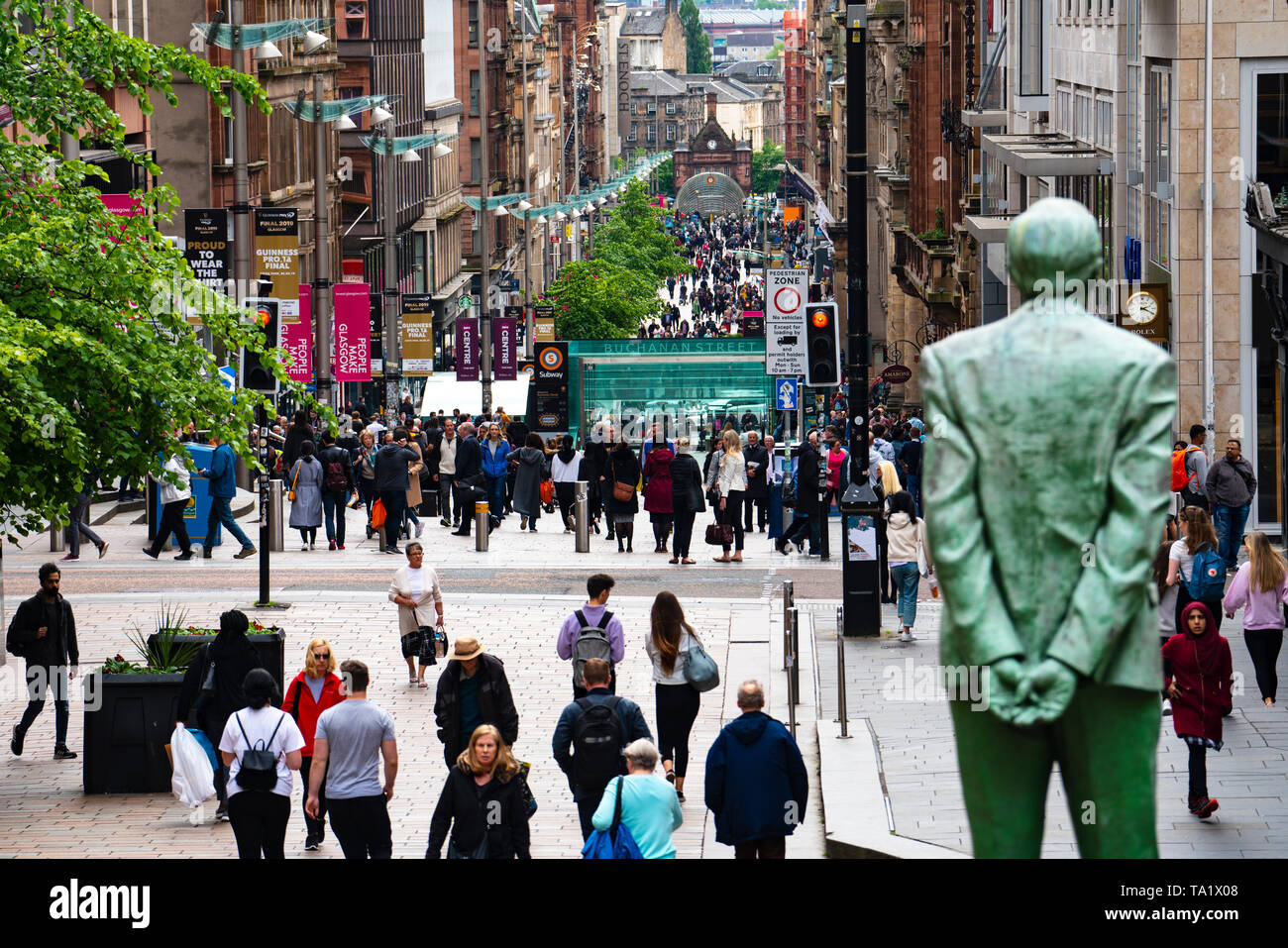 Avis de shoppers et statue de Donald Dewar sur Buchanan Street la principale rue commerçante piétonne à Glasgow, Écosse, Royaume-Uni Banque D'Images