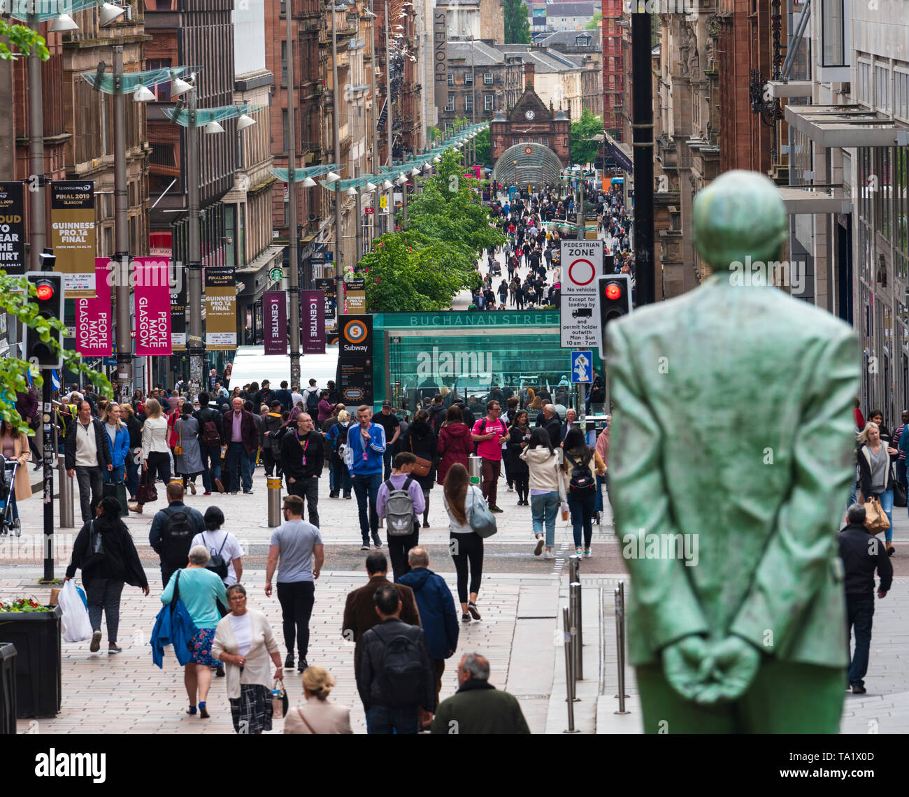 Avis de shoppers et statue de Donald Dewar sur Buchanan Street la principale rue commerçante piétonne à Glasgow, Écosse, Royaume-Uni Banque D'Images