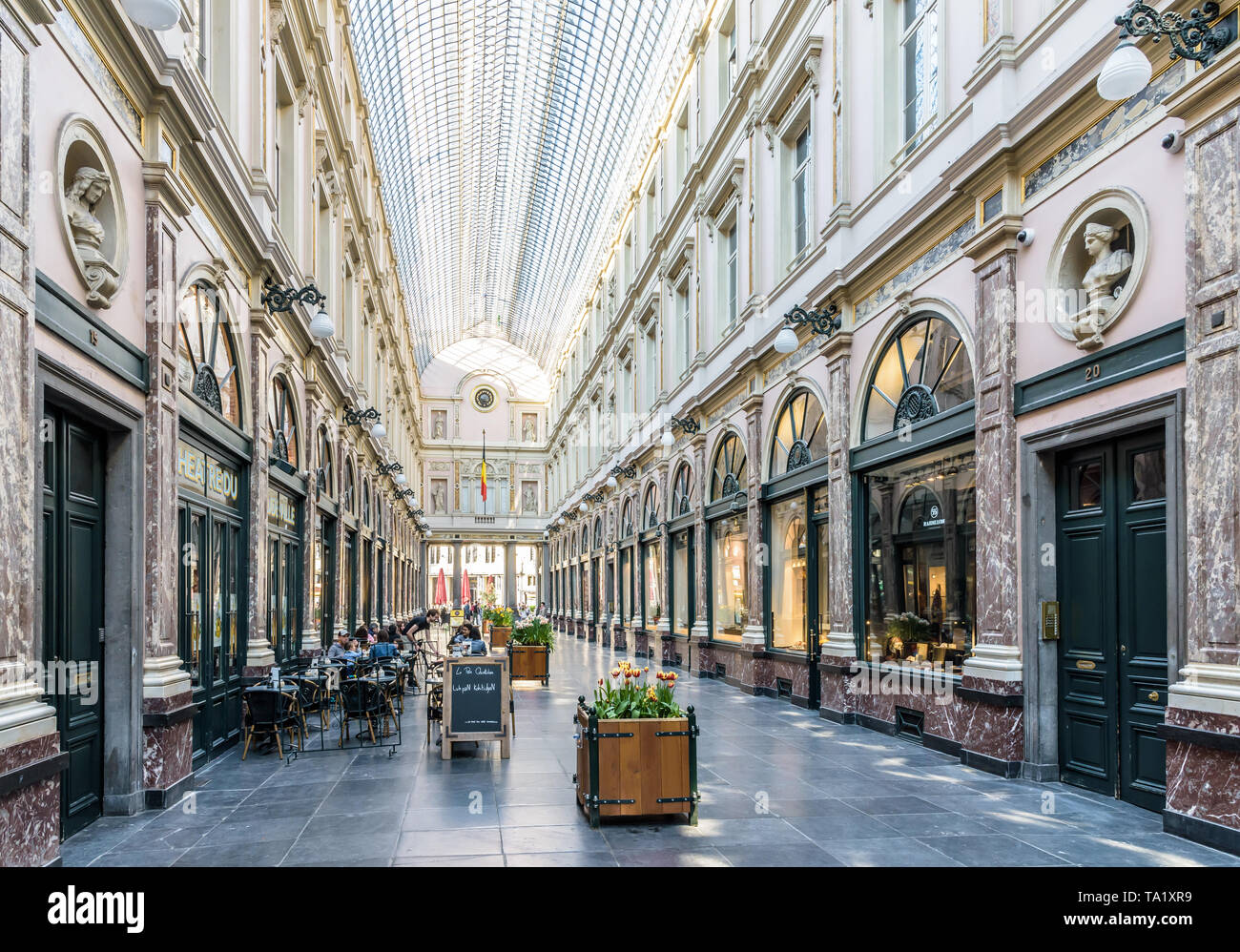 Aperçu de la galerie du roi, la moitié sud de la Galeries Royales Saint-Hubert à Bruxelles, Belgique. Banque D'Images