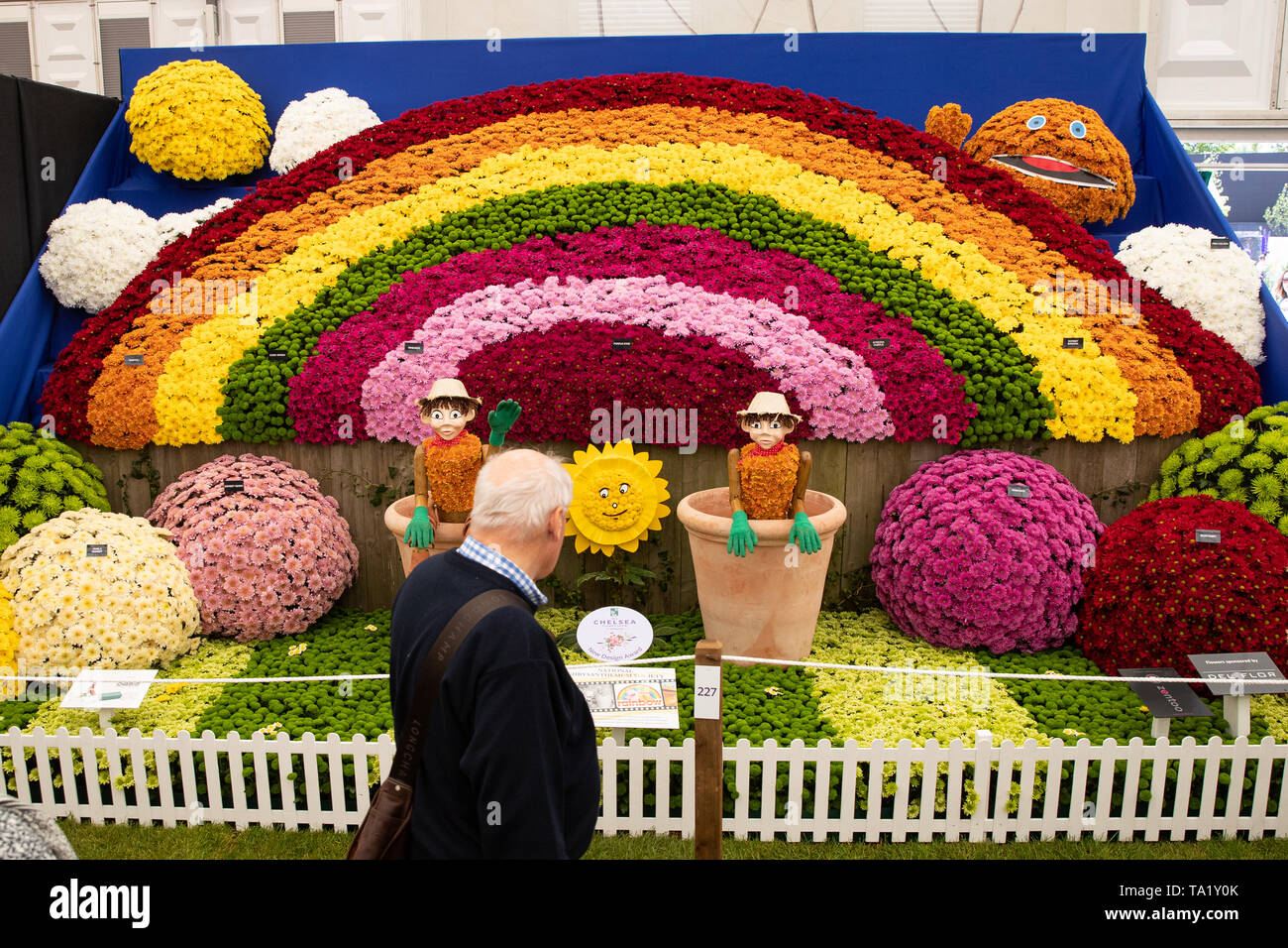 Un visiteur admire le chrysanthème nationale d'affichage de la société sur le thème de personnages de télévision pour enfants, y compris le projet de loi et Ben le pot de fleurs les hommes comme les portes ouvertes au public à la RHS Chelsea Flower Show au Royal Hospital Chelsea, Londres. Banque D'Images