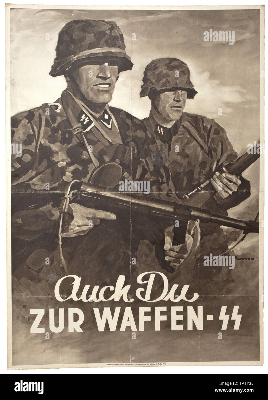 Une affiche promotionnelle de la Waffen-SS design par Ottomar Anton (1895 - 1976) Deux hommes SS en patrouille en camouflage et avec MP 40 au-dessus du slogan "Auch du zur Waffen-SS', à la limite inférieure 'Herausgegeben vom SS-Hauptamt/Ergänzungsamt der Waffen-SS, Berlin W 35'. Plié, monté sur carton. Dimensions 77 x 54,5 cm., historique, historique du 20e siècle, années 1930, années 1940, Waffen-SS, division de l'armée des SS, un service armé, forces armées, NS, le National-socialisme, le Nazisme, Troisième Reich, l'Empire allemand, l'Allemagne, militaire, militaria, ustensile, pièce de l'équipement, les ustensiles, l'objet, l'ob, Editorial-Use-seulement Banque D'Images