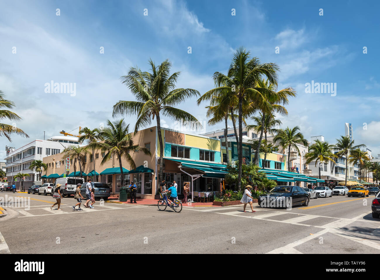Miami, FL, USA - Le 19 avril 2019 : Le Mango's Tropical Café, à l'Ocean Drive à l'historique quartier Art déco de Miami South Beach avec hôtels, ca Banque D'Images