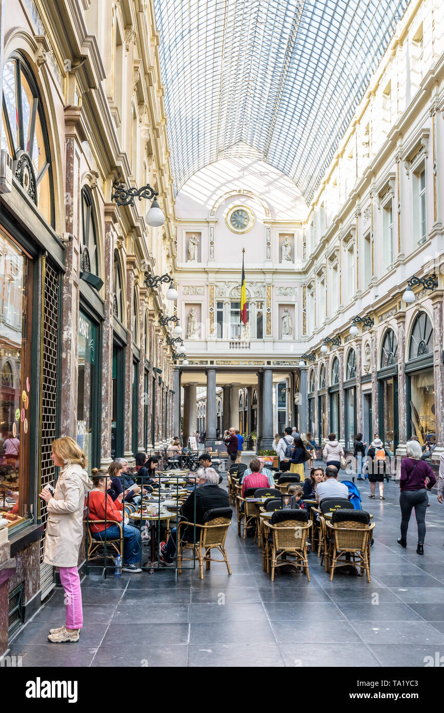 Les gens se promener et faire du shopping dans la galerie de la Reine, la moitié nord de la Galeries Royales Saint-Hubert à Bruxelles, Belgique. Banque D'Images