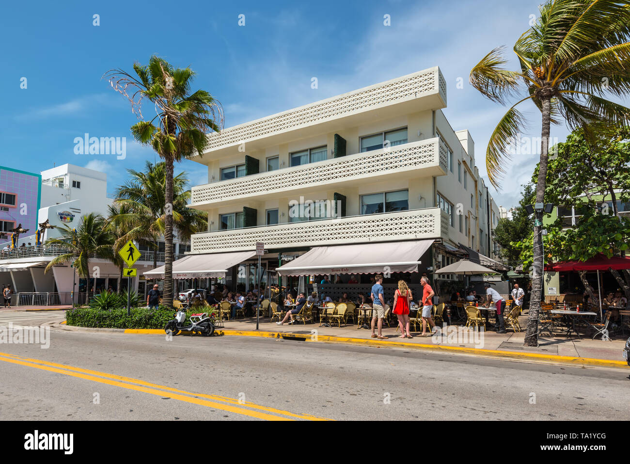 Miami, FL, USA - Le 19 avril 2019 : Les News Cafe l'historique quartier Art déco de Miami South Beach avec des hôtels, cafés et restaurants sur l'Océan Banque D'Images