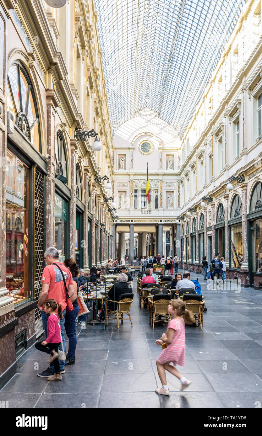 Les gens se promener et faire du shopping dans la galerie de la Reine, la moitié nord de la Galeries Royales Saint-Hubert à Bruxelles, Belgique. Banque D'Images