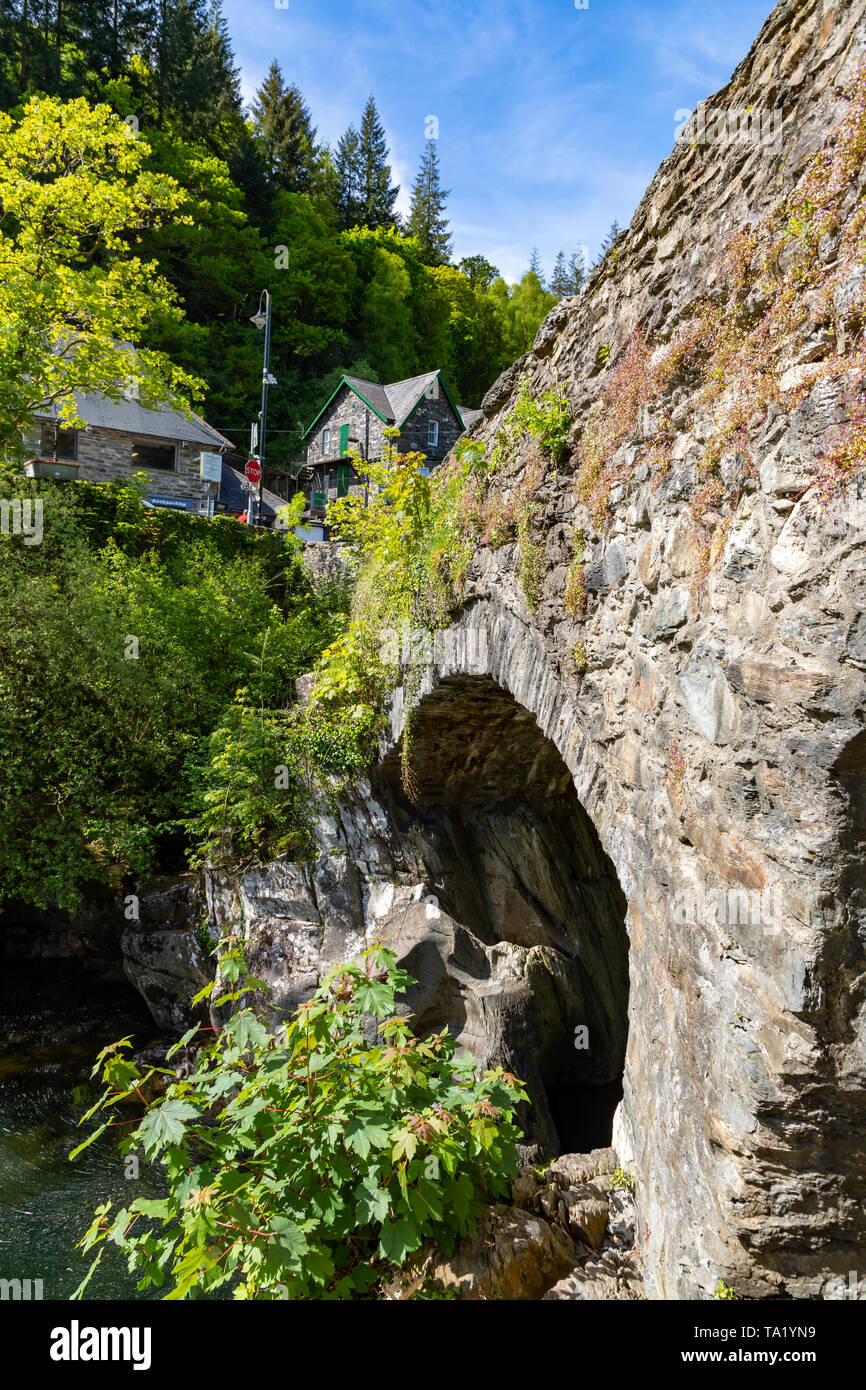 Betws y Coed Conwy Wales 14 mai 2019 Pont sur la rivière Llugwy comme il coule à travers le village Banque D'Images