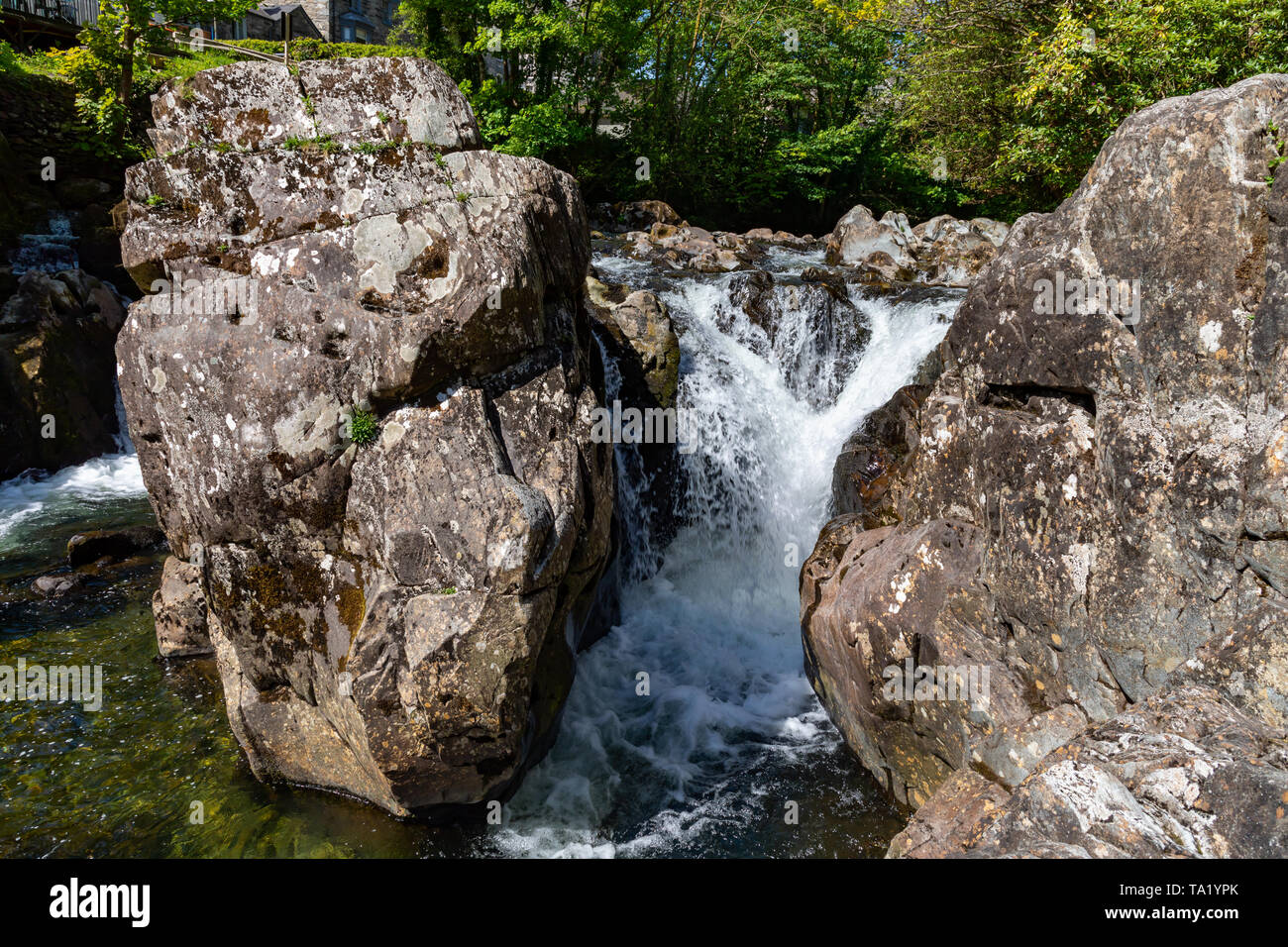 Betws y Coed Conwy Wales 14 mai 2019 petites chutes sur la rivière Llugwy comme il coule à travers le village Banque D'Images