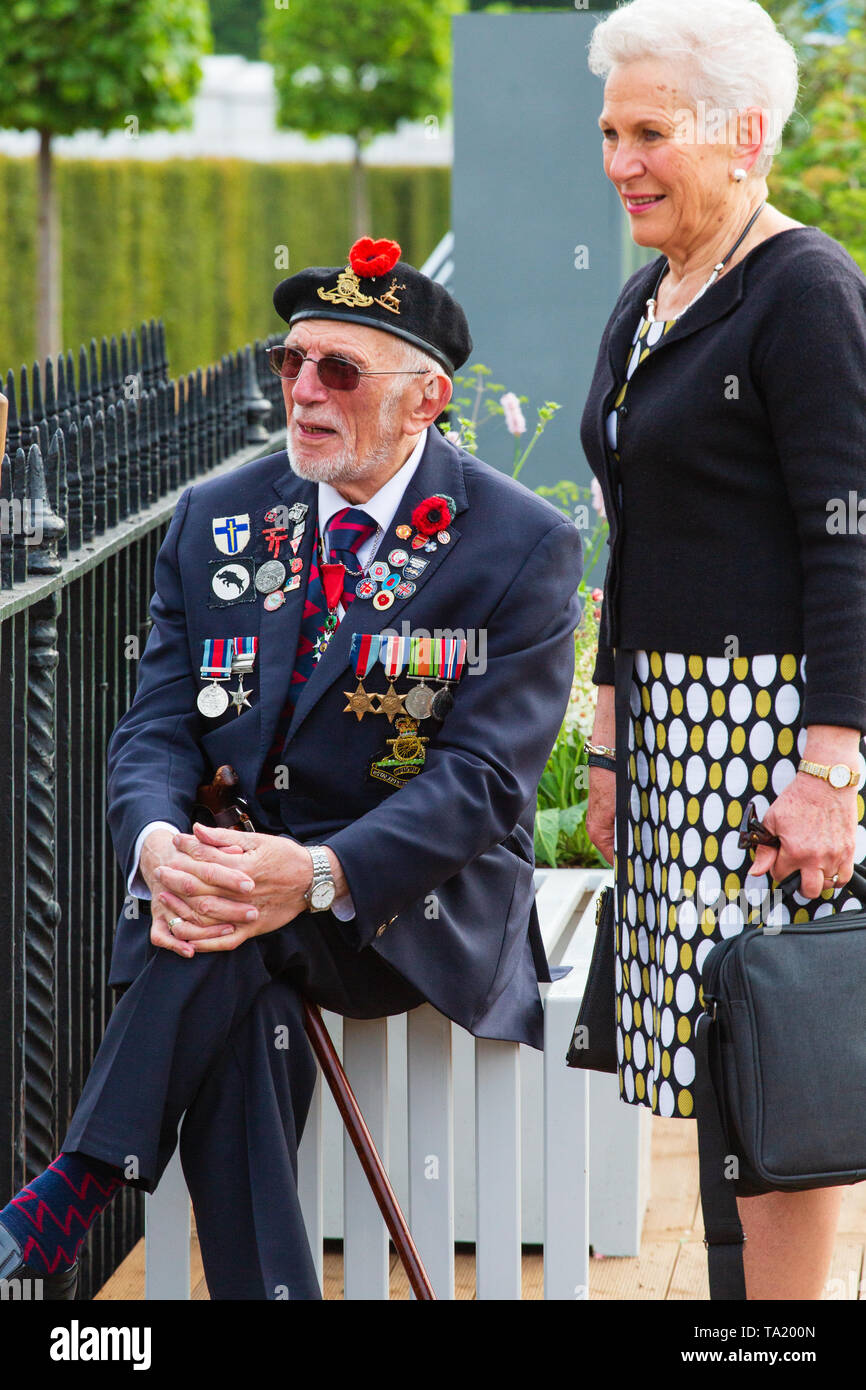 Les anciens combattants présents à la Normandie D-Day 75 Jardin. Vétéran du jour Joe Cattini watches procédure. Banque D'Images