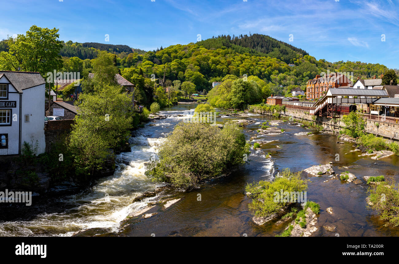 Dengighshire Llangollen Wales 14 mai 2019 petites chutes sur la rivière Dee comme il coule à travers la ville de Llangollen Banque D'Images