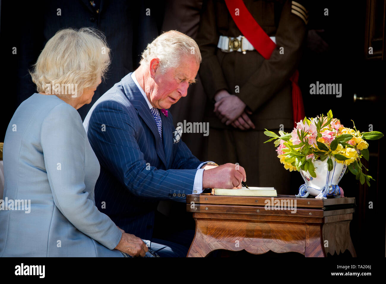 Le Prince de Galles signe le livre de Castle Coole avec la duchesse de Cornouailles, après garden party à Enniskillen, dans le comté de Fermanagh. Banque D'Images