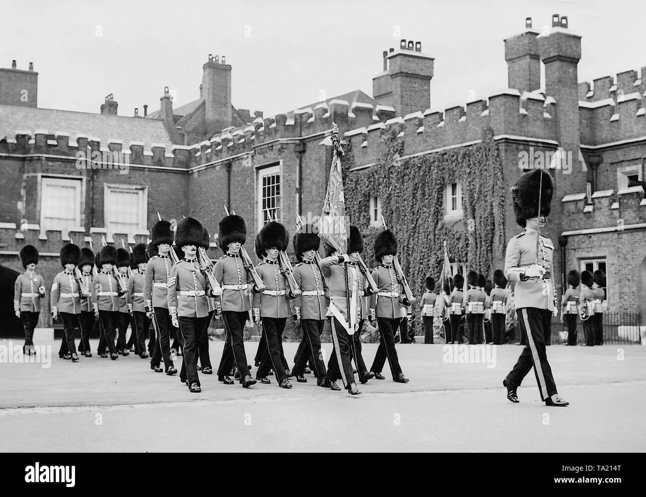 En raison de la maladie du roi George VI, la relève de la Garde royale a lieu dans la cour de St James's Palace à Londres, au lieu de l'avant-cour du palais de Buckingham. Banque D'Images