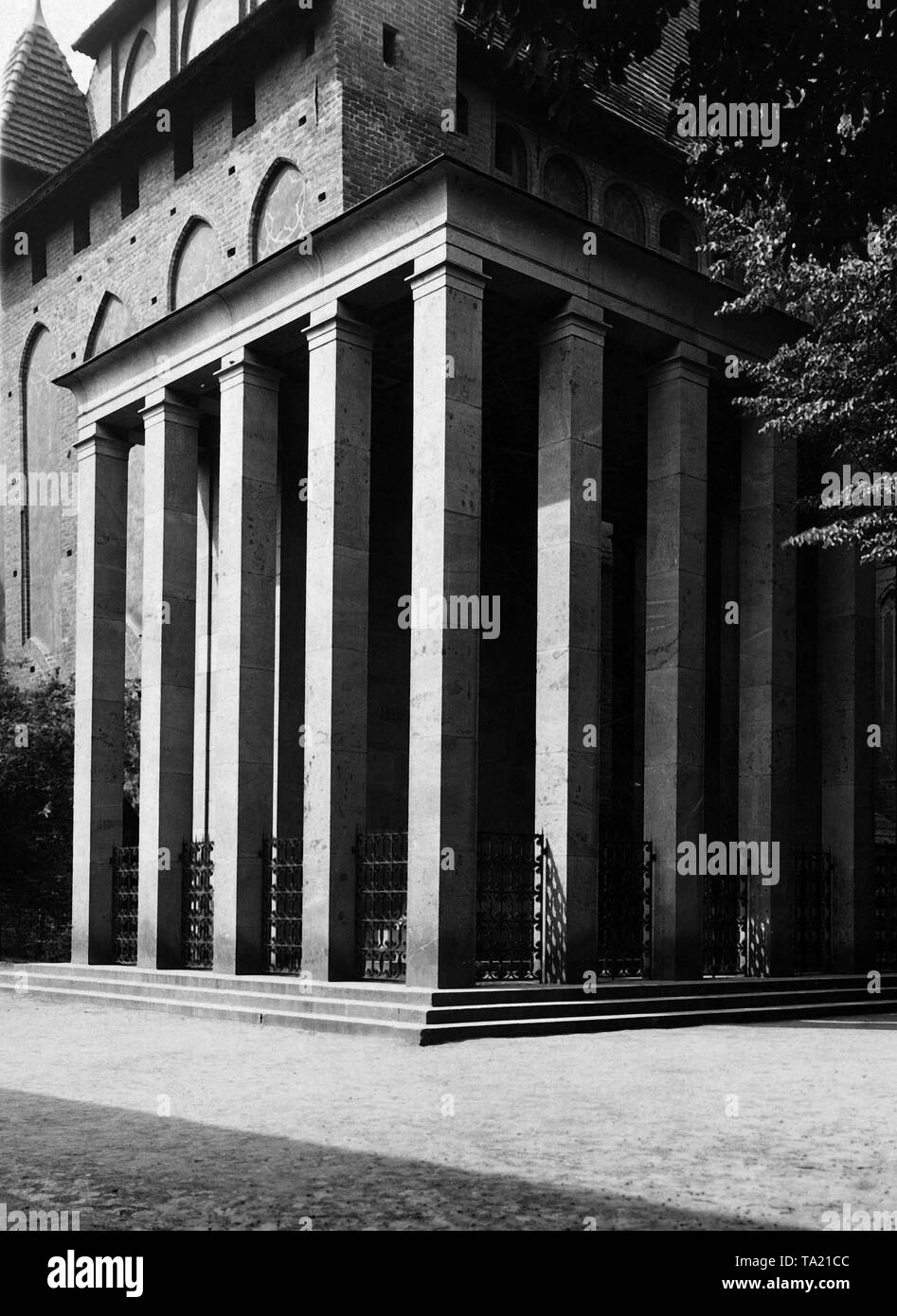 La tombe du philosophe allemand Emmanuel Kant à Koenigsberg, sa ville de naissance. Banque D'Images