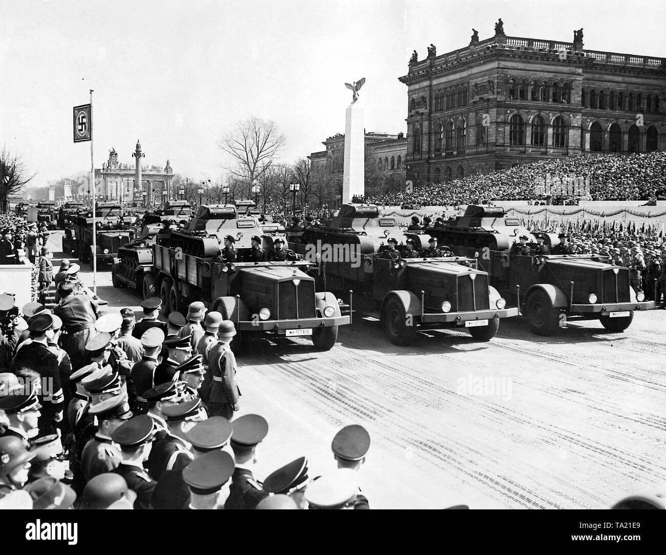 Défilé de la Wehrmacht allemande sur la Ost-West-Achse (axe Est-Ouest) à l'occasion de l'anniversaire de Hitler. Une division de Panzer I dur passé. Le rayon de la Panzer I standard est si limité que les réservoirs doivent être transportés dans des camions et remorques de plus longues distances. Banque D'Images