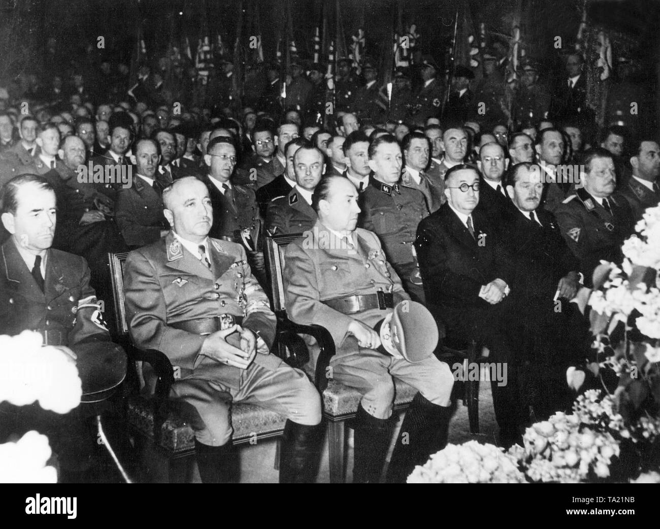 Conduisant les hommes du NSDAP, la Wehrmacht et l'industrie d'armement allemande lors d'une cérémonie pour 'Fête du travail' le 1er mai. 1942. De gauche à droite : Albert Speer, Reich Leader de l'organisation du travail, le Dr Robert Ley (avant), le ministre de l'économie, l'aéronef Walther Funck designer Dr. Ernst Heinkel, le Professeur Dr. ingénieur VW Ferdinand Porsche et le Dr Karl Wilhelm Ohnesorge Banque D'Images