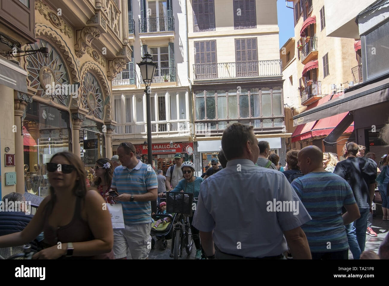 PALMA, Majorque, Espagne - 20 MAI 2019 : Store fronts du Real Madrid et du RCD Mallorca football le 20 mai 2019 à Palma, Majorque, Espagne. Banque D'Images