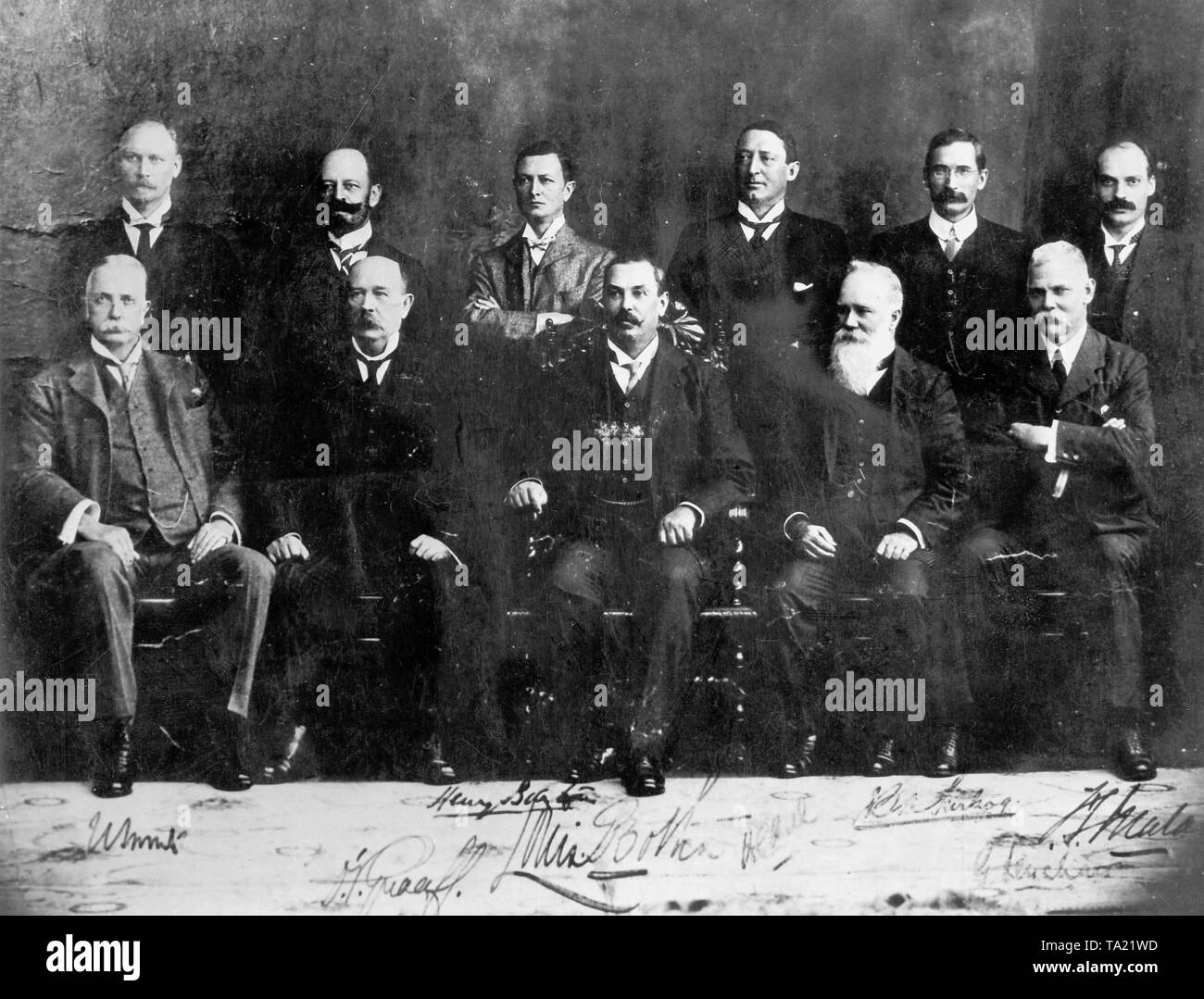 Une photo de l'armoire des membres de la nouvelle Union de l'Afrique du Sud, y compris le premier ministre de tous les quatre anciennes colonies d'Afrique du Sud Natal, Transvaal, Etat libre d'Orange et la Colonie du Cap Louis Botha, M. Barry Hertzog et Jan Smuts Banque D'Images