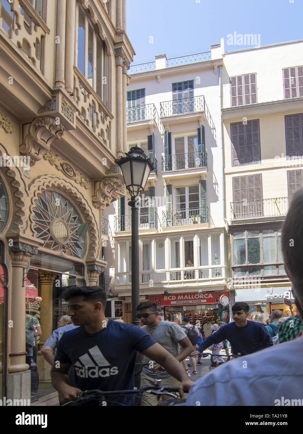 PALMA, Majorque, Espagne - 20 MAI 2019 : Store fronts du Real Madrid et du RCD Mallorca football le 20 mai 2019 à Palma, Majorque, Espagne. Banque D'Images