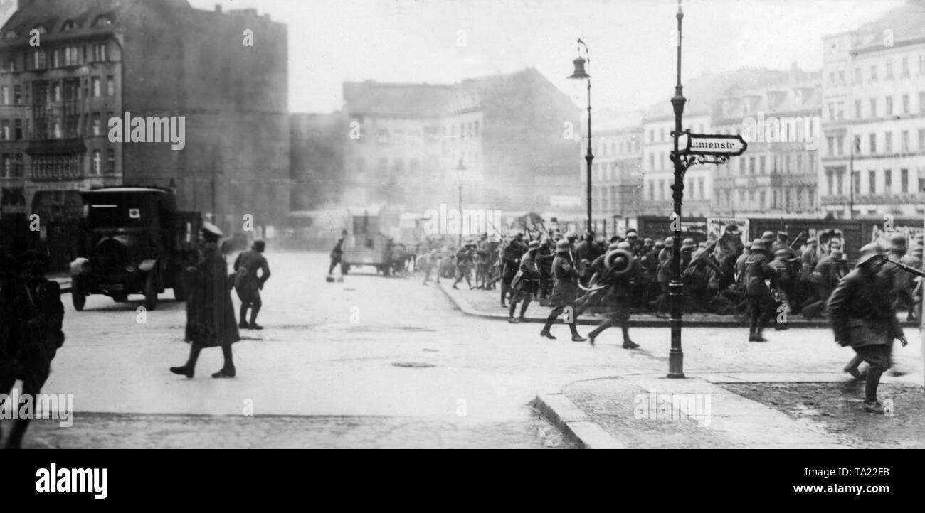 Au cours de l'Maerzkaempfe Berlin (mars combat) soldats conquérir les Freikorps de Scheunenviertel à Berlin. Ils vont à l'encontre des travailleurs insurgés vicieusement avec lances flammes et d'artillerie. Dans cette photo il tempête dans la Linienstrasse, dans l'arrière-plan est une A7V réservoir. Banque D'Images