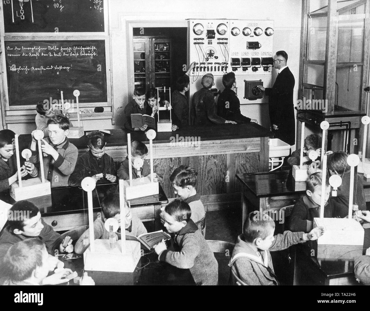 L'école 'idéal' dans Berlin-schoenefeld, Berlin, Allemagne en 1928. Une nouvelle école a été créé conformément à la plus moderne. En plus des salles de classe ordinaires, il y avait une bibliothèque publique, d'ateliers, l'école de cuisine et de salle de lecture. La photo montre une classe de physique avec le panneau électrique Banque D'Images