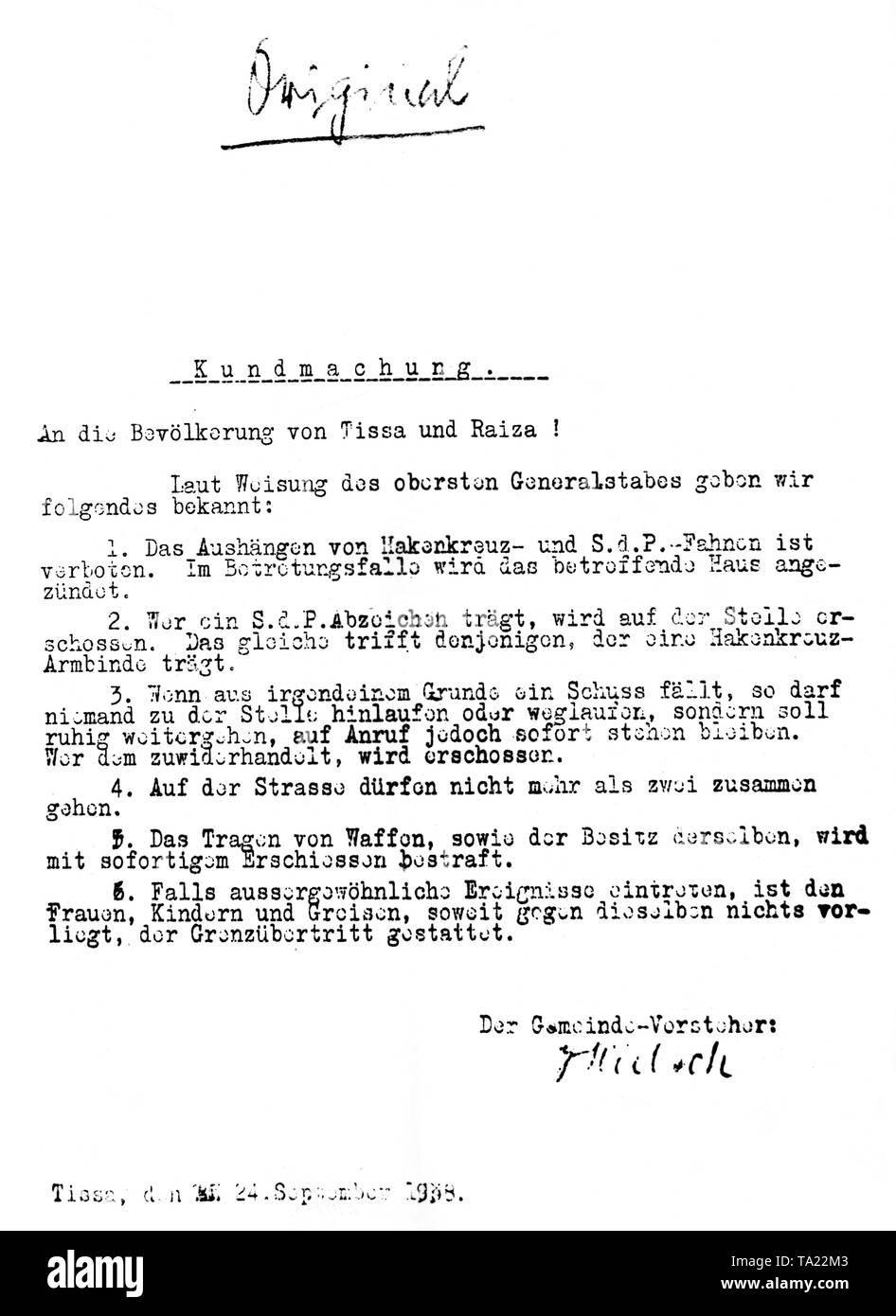 Un décret du 24 septembre 1938, à Tyssa (Tisa) aujourd'hui. Elle interdit l'affichage et le port de croix gammées et des signes de la partie allemande des Sudètes (SDP), ainsi que le port et la détention d'armes dans les zones inoccupées de la Tchécoslovaquie. Banque D'Images