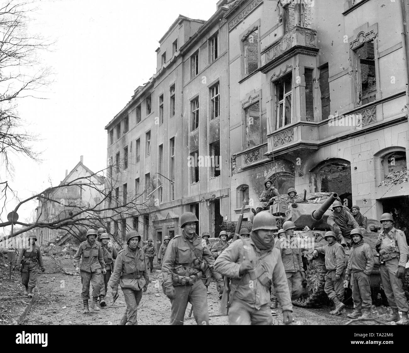 La Seconde Guerre mondiale : l'entrée des troupes américaines en Allemagne en 1945. Des soldats de l'armée américaine (1ère patrouille, 8e Division) au cours de l'avance dans le centre de Dueren. Banque D'Images