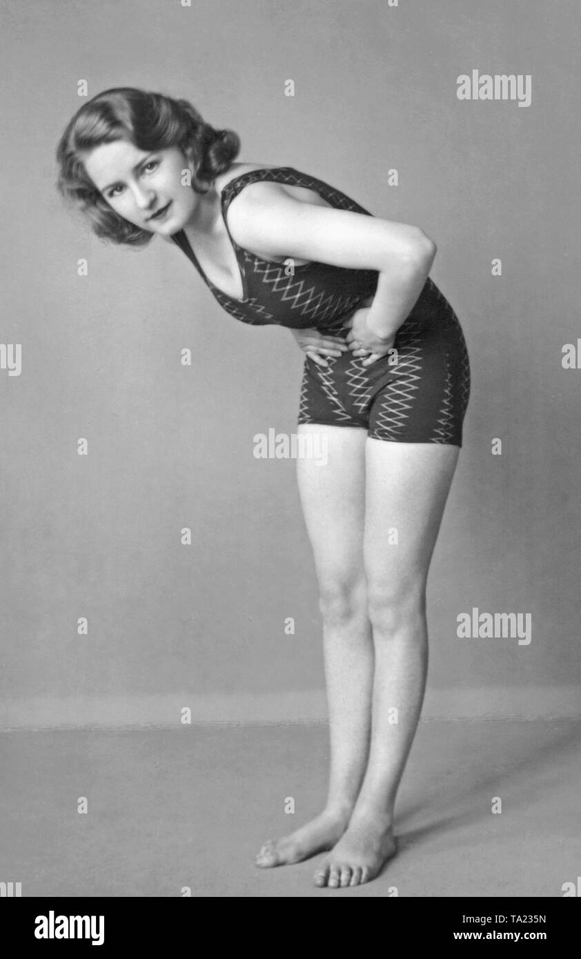 Une femme effectue des exercices de gymnastique (sans date). Photo : Claere Sonderhoff. Banque D'Images