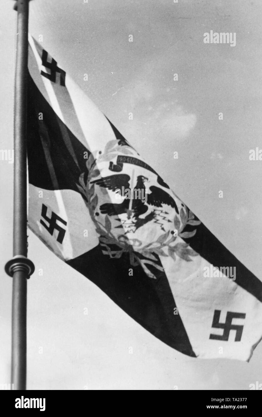 La norme utilisée par Hermann Goering comme Premier ministre prussien. Ici, le côté gauche avec la version nazie de l'Armoiries de Prusse dans le centre, et une croix gammée dans chaque coin(couleur noir et blanc, seuls quelques éléments de la couleur de l'aigle). Banque D'Images