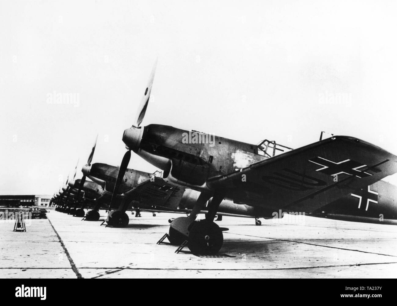 La photo montre le type de chasseurs Messerschmitt Bf 109, qui sont stationnés à l'extérieur de l'usine et les salles doivent être livrés aux pilotes. Avec environ 33 300 machines, le 109 est l'avion de chasse les plus populaires dans l'histoire. Banque D'Images