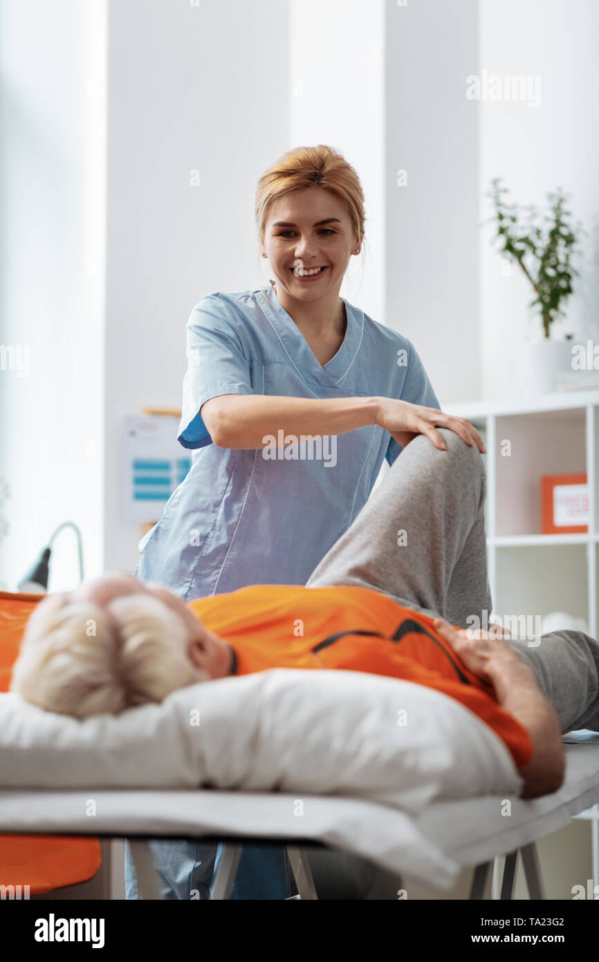 Une femme joyeuse d'être heureux pour son patient Banque D'Images