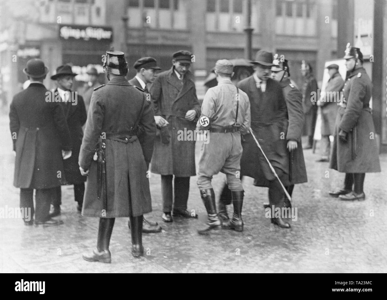Un homme SA gardé par deux policiers vérifie les cartes d'identité des participants d'une partie, l'événement au cours de laquelle Joseph Goebbels est titulaire d'un discours à la Berlin Sportpalast. Banque D'Images